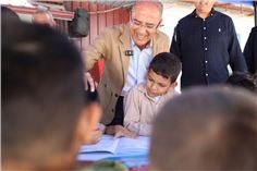foto.jpg Antakya Belediyesi Başkanı İbrahim Naci Yapar'ın Arpahan İlkokulu'nda çocuklarla birlikte olduğu fotoğraf