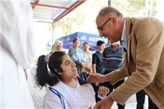 foto.jpg Antakya Belediyesi Başkanı İbrahim Naci Yapar'ın Arpahan İlkokulu'nda çocuklarla birlikte olduğu fotoğraf