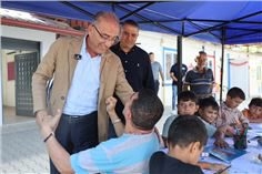 foto.jpg Antakya Belediyesi Başkanı İbrahim Naci Yapar'ın Arpahan İlkokulu'nda çocuklarla birlikte olduğu fotoğraf