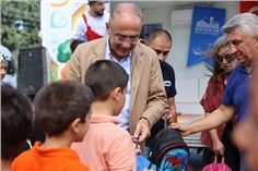 foto.jpg Antakya Belediyesi Başkanı İbrahim Naci Yapar'ın Arpahan İlkokulu'nda çocuklarla birlikte olduğu fotoğraf