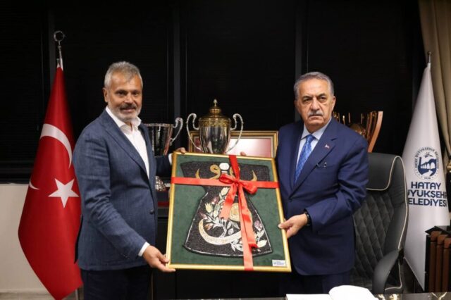 foto.jpg Hayati Yazıcı ve heyeti Hatay Büyükşehir Belediyesi Başkanı Mehmet Öntürk ile bir arada