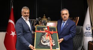 Hayati Yazıcı ve heyeti Hatay Büyükşehir Belediyesi Başkanı Mehmet Öntürk ile bir arada