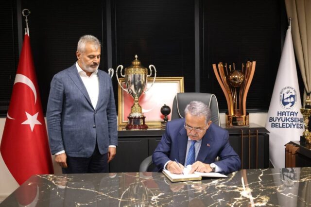 foto.jpg Hayati Yazıcı ve heyeti Hatay Büyükşehir Belediyesi Başkanı Mehmet Öntürk ile bir arada