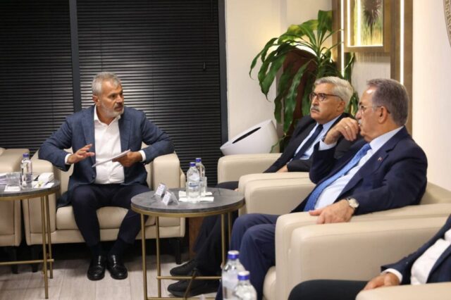foto.jpg Hayati Yazıcı ve heyeti Hatay Büyükşehir Belediyesi Başkanı Mehmet Öntürk ile bir arada