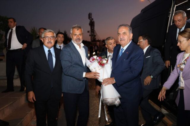foto.jpg Hayati Yazıcı ve heyeti Hatay Büyükşehir Belediyesi Başkanı Mehmet Öntürk ile bir arada