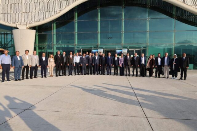 foto.jpg Hayati Yazıcı ve heyeti Hatay Büyükşehir Belediyesi Başkanı Mehmet Öntürk ile bir arada