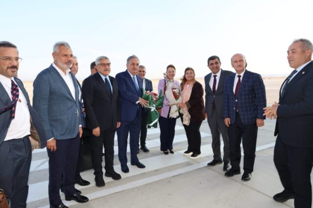 foto.jpg Hayati Yazıcı ve heyeti Hatay Büyükşehir Belediyesi Başkanı Mehmet Öntürk ile bir arada