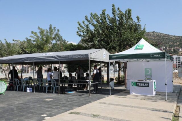 Defne Sevgi Parkı'nda sağlık ölçümleri yapan Hatay Büyükşehir Belediyesi ekipleri