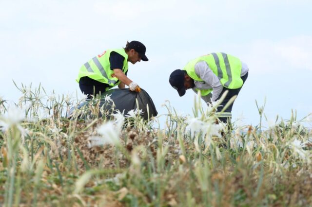 foto.jpg Samandağ sahilinde temizlik yapan HBB ekipleri