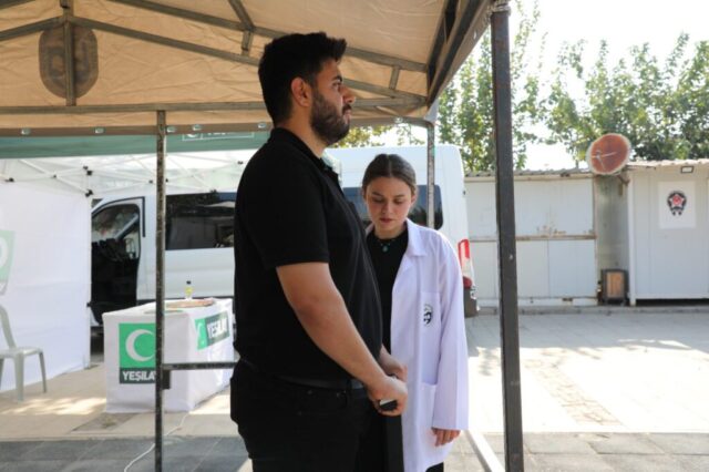 Defne Sevgi Parkı'nda sağlık ölçümleri yapan Hatay Büyükşehir Belediyesi ekipleri