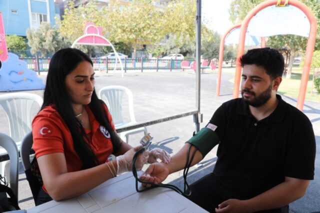 Defne Sevgi Parkı'nda yapılan ücretsiz kan şekeri ve tansiyon ölçüm etkinliği
