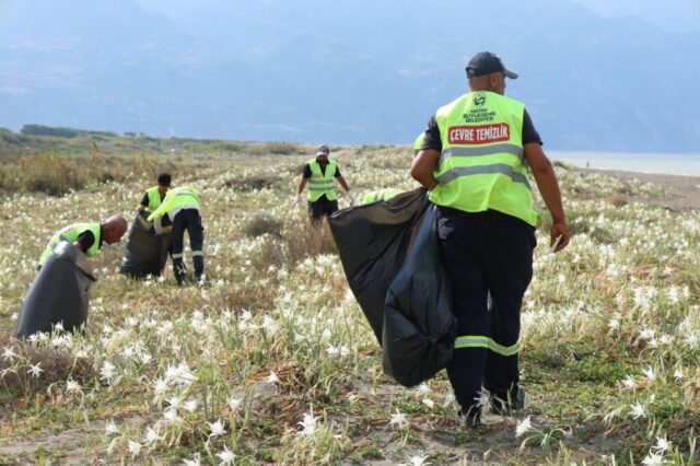 foto.jpg Samandağ sahilinde temizlik yapan HBB ekipleri