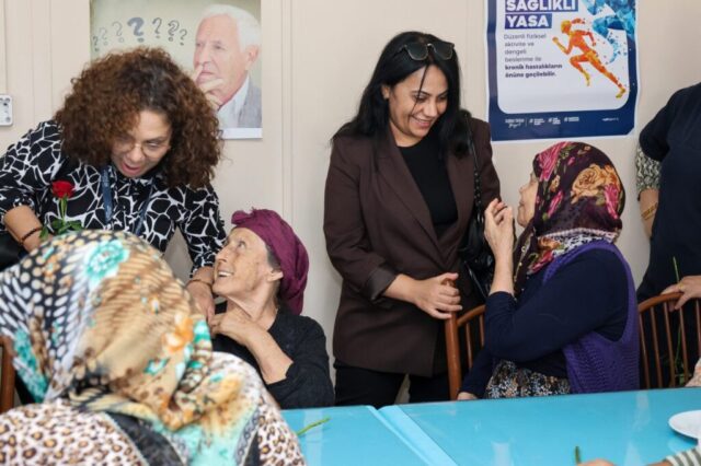 foto.jpg Hatay Büyükşehir Belediyesi yetkilileri huzurevi sakinlerine çiçek ve fidan verirken