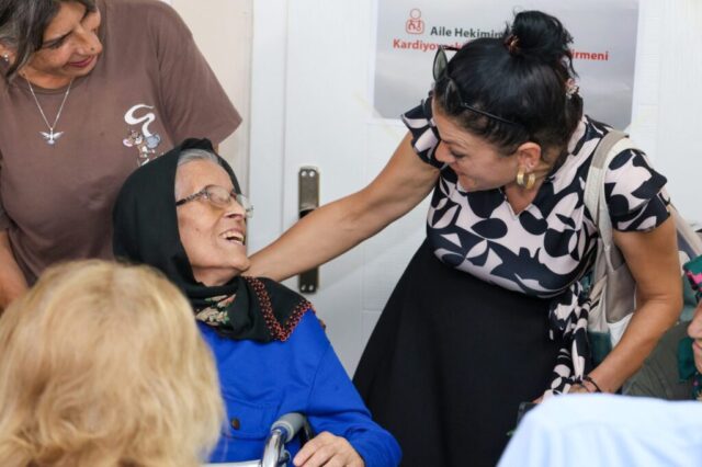 foto.jpg Hatay Büyükşehir Belediyesi yetkilileri huzurevi sakinlerine çiçek ve fidan verirken
