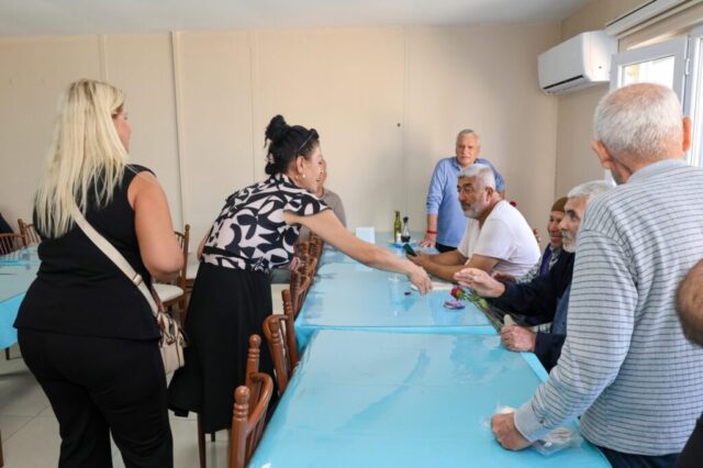 foto.jpg Hatay Büyükşehir Belediyesi yetkilileri huzurevi sakinlerine çiçek ve fidan verirken