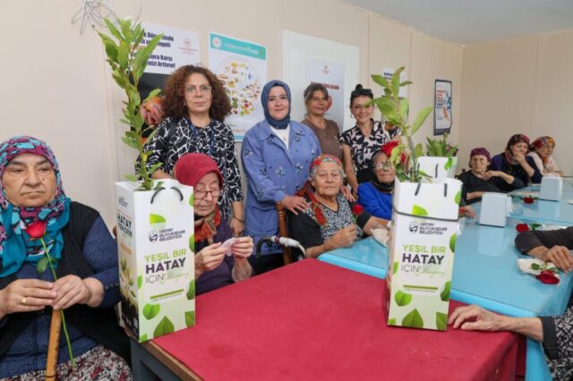 foto.jpg Hatay Büyükşehir Belediyesi yetkilileri huzurevi sakinlerine çiçek ve fidan verirken