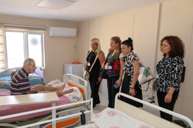 foto.jpg Hatay Büyükşehir Belediyesi yetkilileri huzurevi sakinlerine çiçek ve fidan verirken