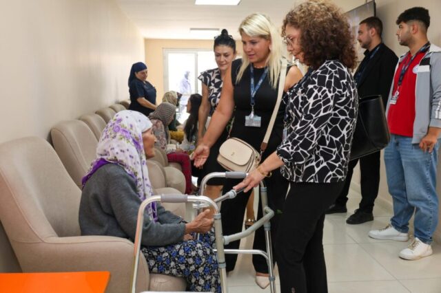 foto.jpg Hatay Büyükşehir Belediyesi yetkilileri huzurevi sakinlerine çiçek ve fidan verirken