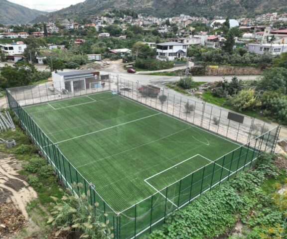 foto.jpg Tekebaşı Mahallesi'ndeki yenilenmiş halı saha