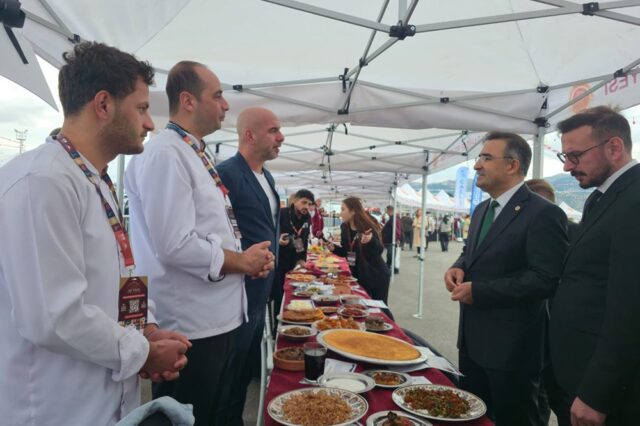 foto.jpg Hatay Büyükşehir Belediyesi'nin Uluslararası GastroAfyon Festivali'nde tanıttığı yemekler