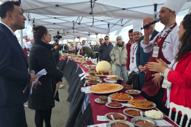 foto.jpg Hatay Büyükşehir Belediyesi'nin Uluslararası GastroAfyon Festivali'nde tanıttığı yemekler
