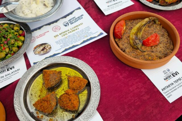 foto.jpg Hatay Büyükşehir Belediyesi'nin Uluslararası GastroAfyon Festivali'nde tanıttığı yemekler