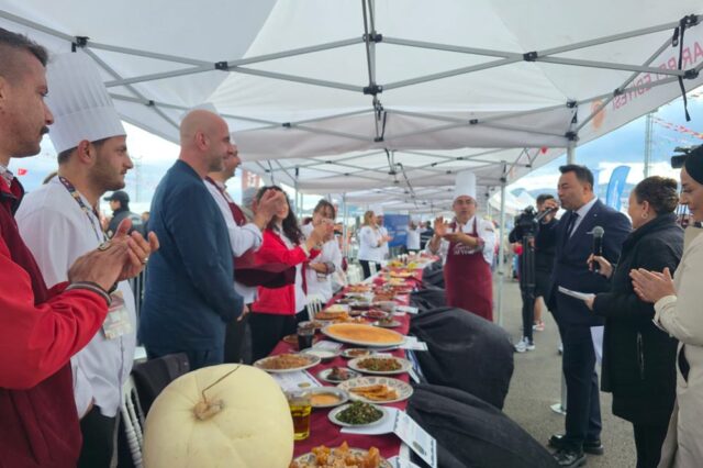 foto.jpg Hatay Büyükşehir Belediyesi'nin Uluslararası GastroAfyon Festivali'nde tanıttığı yemekler
