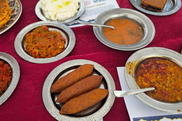 foto.jpg Hatay Büyükşehir Belediyesi'nin Uluslararası GastroAfyon Festivali'nde tanıttığı yemekler