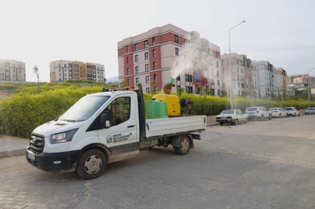 Hatay Büyükşehir Belediyesi ekiplerinin haşere kontrol çalışması