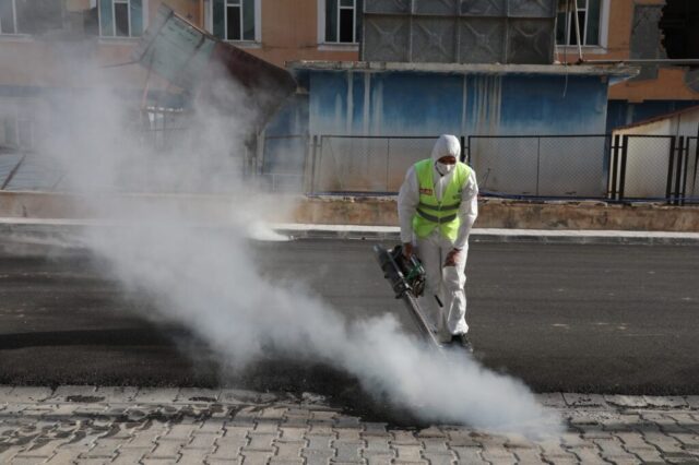 Hatay Büyükşehir Belediyesi ekiplerinin haşere kontrol çalışması