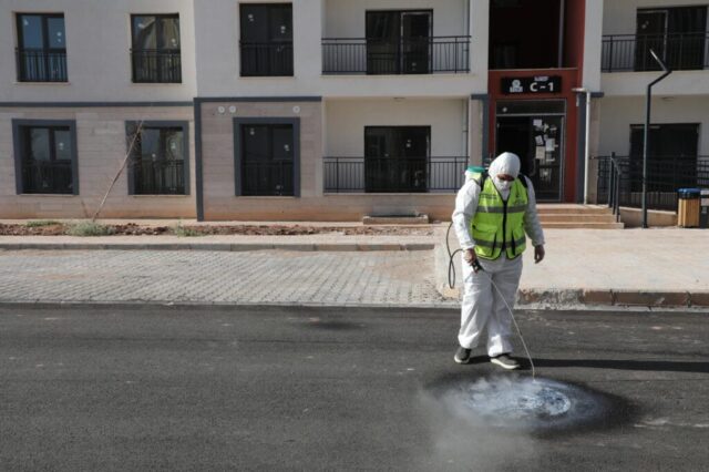 Hatay Büyükşehir Belediyesi ekiplerinin haşere kontrol çalışması